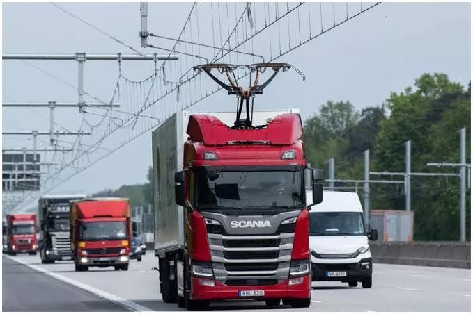 मोदी सरकार की नई योजना, अब सड़कों पर बिजली से दौड़ेंगे ट्रक-बस